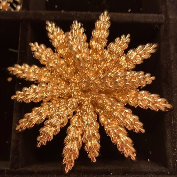 FLORAL GOLDTONE BROOCH - Picture 1 of 4